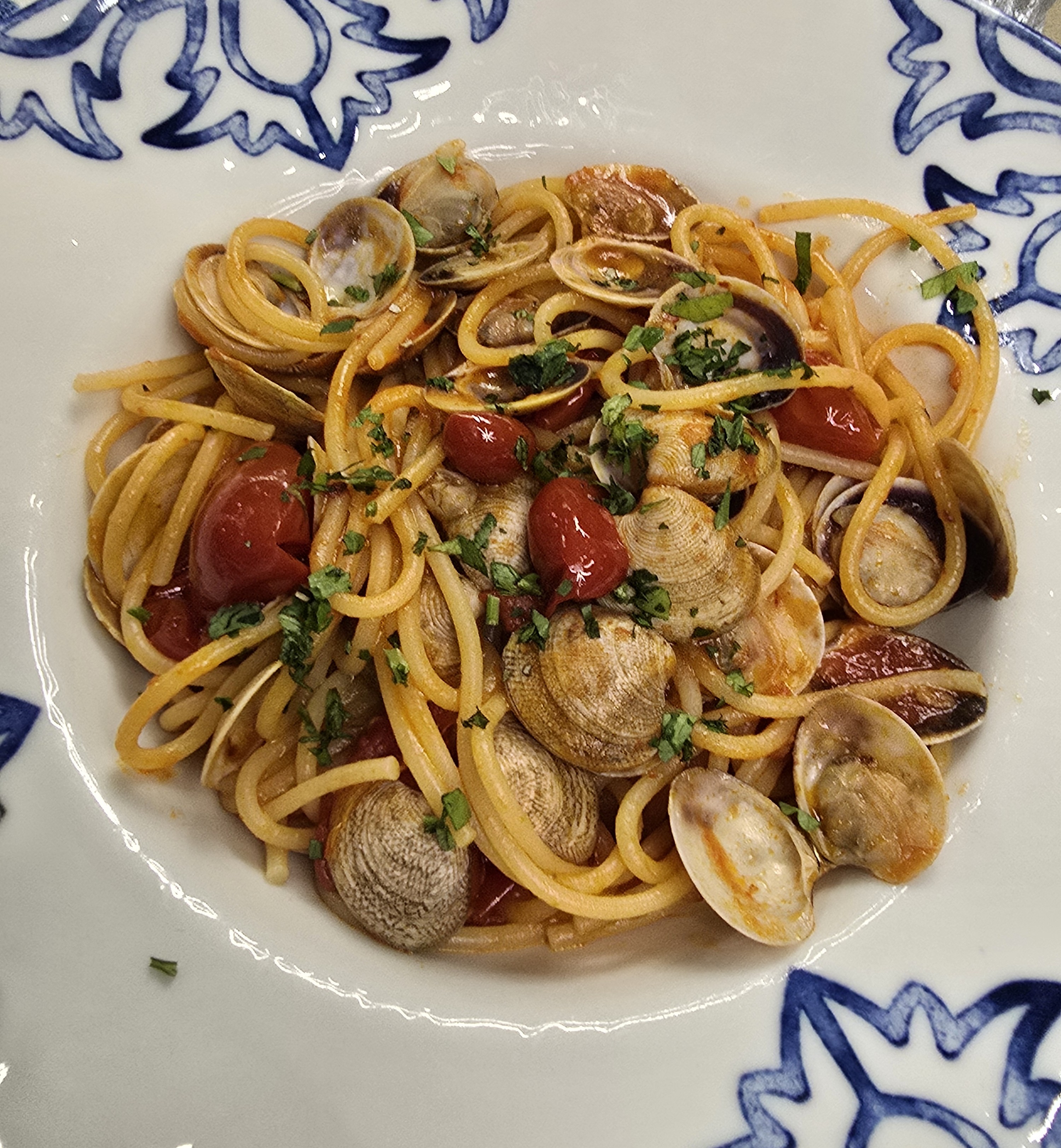 A plate of spaghetti alle vognole.